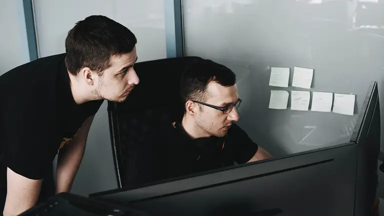 Dos jóvenes trabajan en una empresa. ARCHIVO