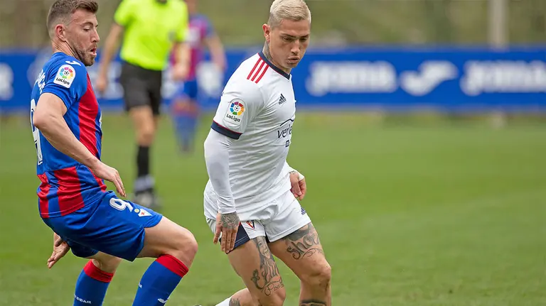 Chimy Ávila en el amistoso Eibar - Osasuna jugado en Mondragón. CA Osasuna.