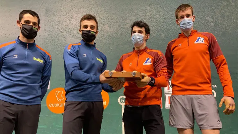 Los pelotaris Albisu, Peña, Altuna y Mariezkurrena en la elección de material. Aspe.