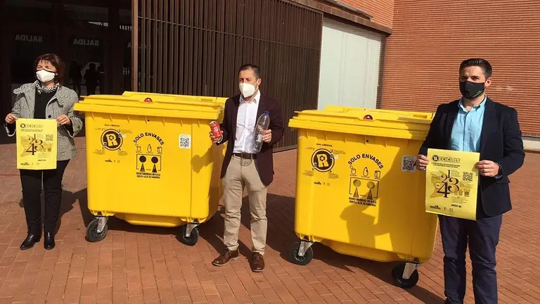 El alcalde de Peralta, Juan Carlos Castillo (c), en la presentación de la incorporación de Peralta a un sistema de recomensas a los ciudadanos por reciclar. EP