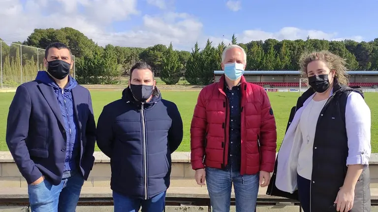 (En el centro) Carlos Mena, parlamentario del PSN, y Carlos Alcuaz, alcalde de Caparroso. PSN