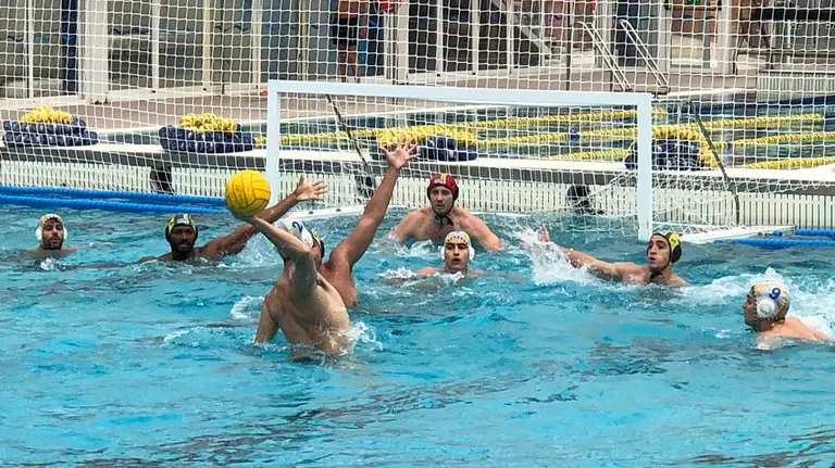 Partido entre el Real Canoe y el Waterpolo Navarra en Madrid. @realcanoe
