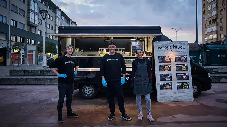 Basquetruck, establecimiento ambulante especializado en hamburguesas, situado en la calle Idoia de Zizur Mayor. PABLO LASAOSA