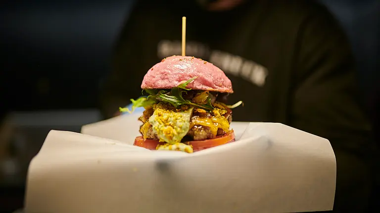 Basquetruck, establecimiento ambulante especializado en hamburguesas, situado en la calle Idoia de Zizur Mayor. PABLO LASAOSA