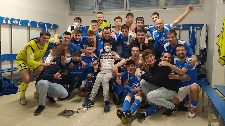 Los jugadores del Ardoi celebran su clasificación para la fase de ascenso a Segunda B. @ardoifutbol