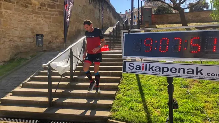 El atleta tafallés Ricardo Abad, durante un momento de su reto subiendo escaleras. CEDIDA