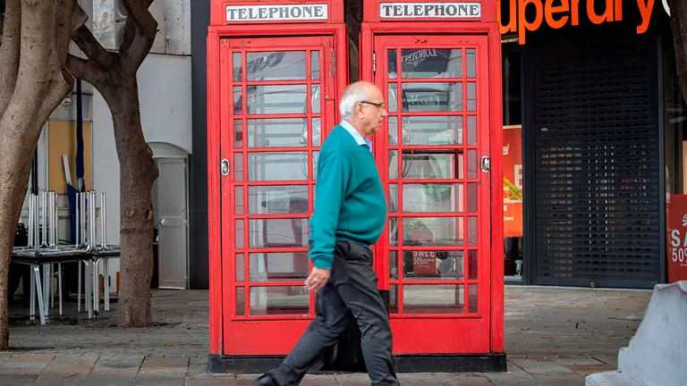 Un hombre camina sin mascarilla por las calles de Gibraltar este domingo. EFE/Román Ríos
