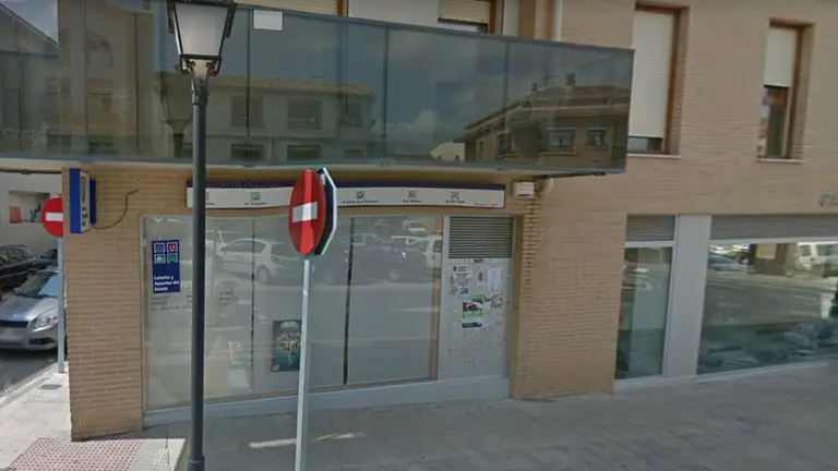 Calle San Isidro, en donde se encuentra la administración de Loterías que ha repartido un premio de segunda cateroría del Gordo de la Primitiva. ARCHIVO