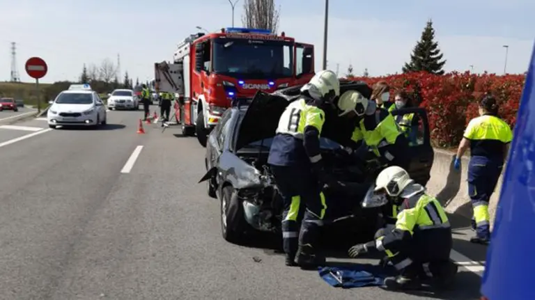 Accidente entre un coche y un camión en Mutilva, en la PA-30 BOMBEROS DE NAVARRA