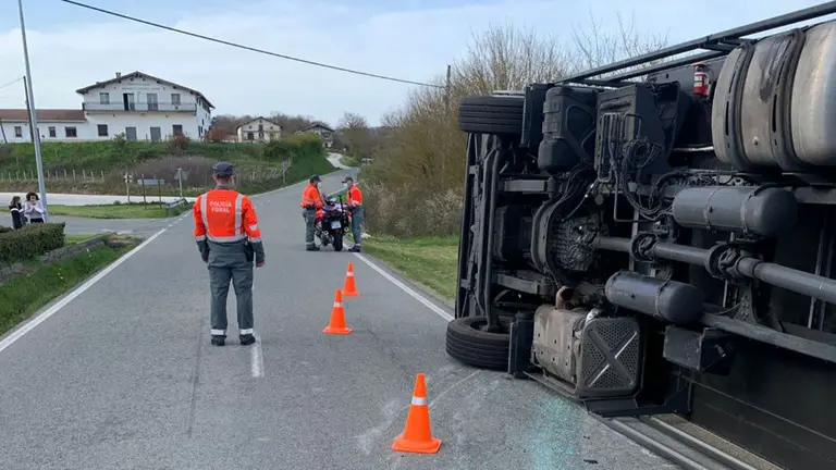 Imagen del camión volcado en Larráinzar. POLICÍA FORAL