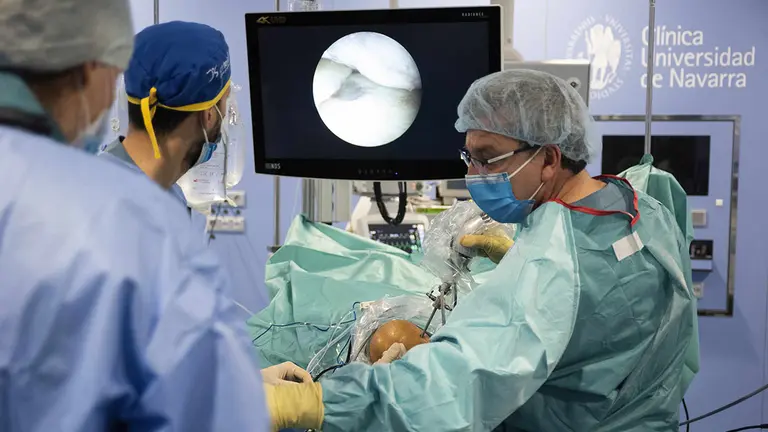 El Dr. Silberberg, codirector del Departamento de Traumatología, durante la intervención de la osteotomía de rodilla. CUN