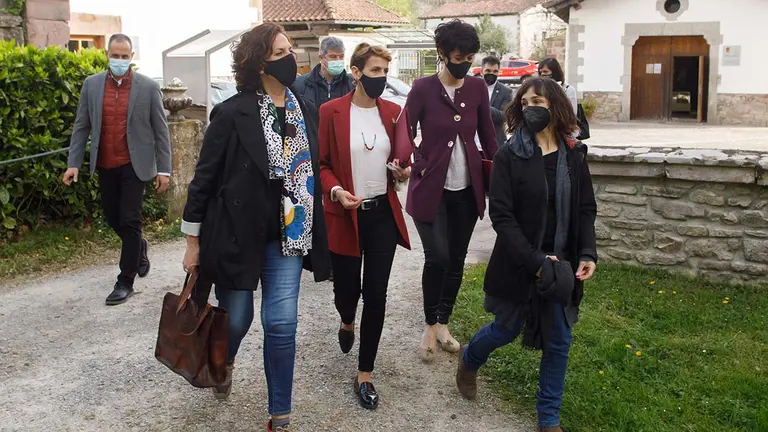 De izda a dcha la consejera Gómez, la Presidenta Chivite, la consejera Saiz, y Laura Navarro, técnica del servicio de biodiversidad que gestiona el Parque, a su llegada al Señorío de Bertiz. GOBIERNO DE NAVARRA