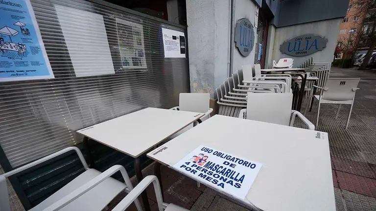 Terrazas con cárteles de limitaciones en Pamplona, Navarra (España), a 17 de diciembre de 2020. Navarra reabre hoy el interior de los locales de hostelería con aforo al 30% tras casi dos meses de cierre por las restricciones frente al Covid-19.
BAR;BARES;HOSTELERIA;ESPAÑA;PAMPLONA;NAVARRA;CORONAVIRUS;COVID19;CALLE
Eduardo Sanz / Europa Press
  (Foto de ARCHIVO)
17/12/2020