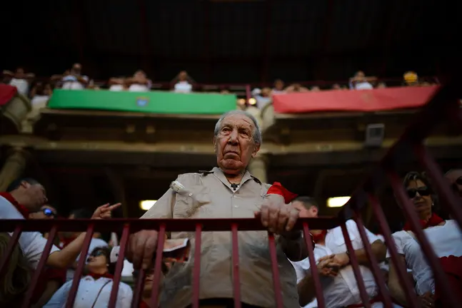 Enrique Estremad, crítico taurino, en la plaza de toros de Pamplona. ARCHIVO / LASAOSA