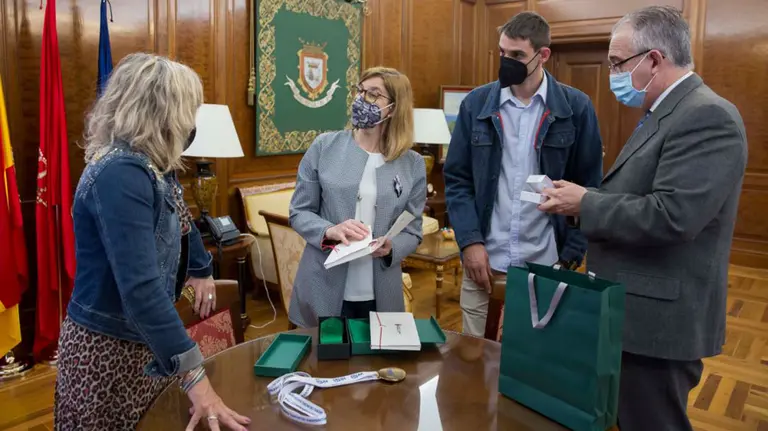 El atleta Rubén Pascual junto a su madre, el alcalde Enrique Maya y la concejala María Caballero. Cedida.