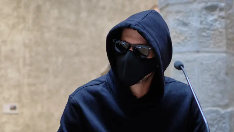 La concejala delegada de Cultura e Igualdad, María García-Barberena, acompañada por el artista urbano que responde a las siglas LKN y que mantiene en secreto su identidad, presenta una exposición de reproducciones a tamaño real de la obra satírica que ha ido instalando en el espacio público de la ciudad. MIGUEL OSÉS