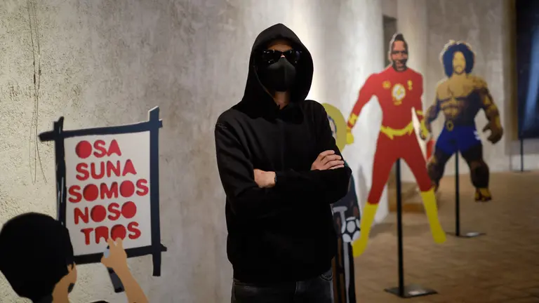 La concejala delegada de Cultura e Igualdad, María García-Barberena, acompañada por el artista urbano que responde a las siglas LKN y que mantiene en secreto su identidad, presenta una exposición de reproducciones a tamaño real de la obra satírica que ha ido instalando en el espacio público de la ciudad. MIGUEL OSÉS
