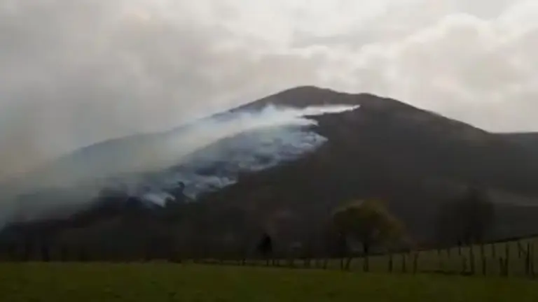 Humo procedente del incendio en Erraztu. BOMBEROS DE NAVARRA