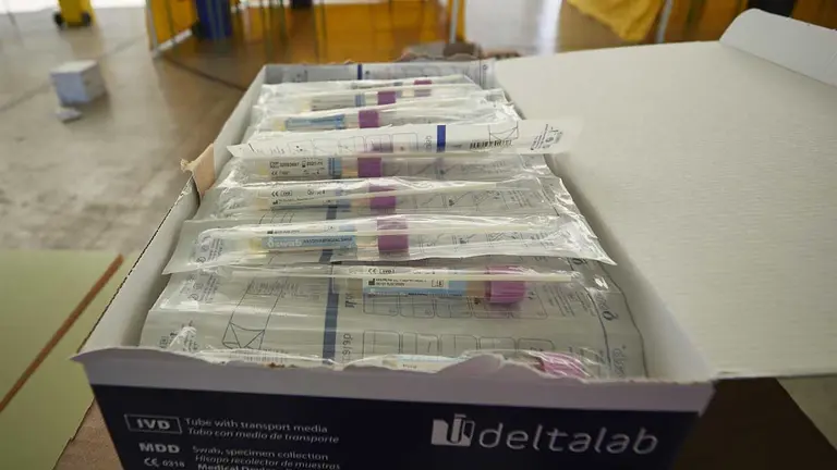 Material colocado en el Instituto de Educación Secundaria de Mendillorri para realizar un cribado - Eduardo Sanz - Europa Press - Archivo