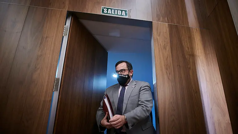 Rueda de prensa tras la habitual sesión de Gobierno en la que comparecen Javier Remírez y Santos Indurain. PABLO LASAOSA