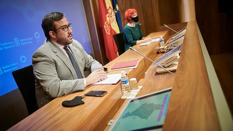 Rueda de prensa tras la habitual sesión de Gobierno en la que comparecen Javier Remírez y Santos Indurain. PABLO LASAOSA