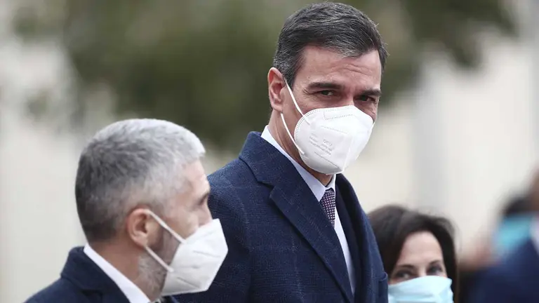 (I-D) El ministro del Interior Fernando Grande-Marlaska; el presidente del Gobierno, Pedro Sánchez, y la ministra de Defensa, Margarita Robles, durante un acto de destrucción simbólica de casi 1.400 armas, en el Colegio de Guardias Jóvenes Duque de Ahumada, en Valdemoro, Madrid (España), a 4 de marzo de 2021. La mayoría de las armas fueron incautadas a la banda terrorista ETA y un 10% de ellas a la organización armada GRAPO. Las armas estaban en manos de la Audiencia Nacional y su carrera judicial `se ha agotado´, es decir ya no tienen validez como prueba.
04 MARZO 2021;PEDRO SÁNCHEZ;ARMAS;DESTRUCCIÓN;GUARDIA CIVIL;GOBIERNO;TERRORISMO
Eduardo Parra / Europa Press
4/3/2021