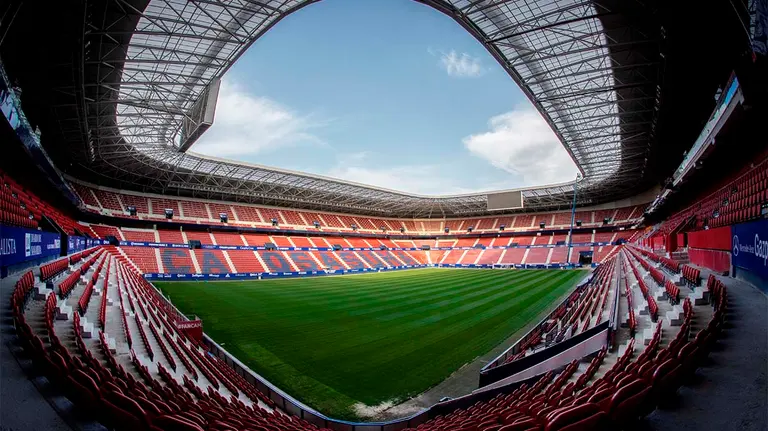 La reforma de El Sadar va llegando a su fin con la colocación del segundo videomarcador de grandes dimensiones, que proporcionará a los aficionados un lugar de referencia donde observar diferentes datos, anuncios o celebraciones de gol. EFE/Villar López