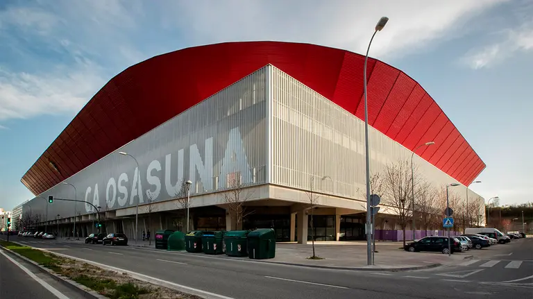 La reforma de El Sadar va llegando a su fin con la colocación del segundo videomarcador de grandes dimensiones, que proporcionará a los aficionados un lugar de referencia donde observar diferentes datos, anuncios o celebraciones de gol. EFE/Villar López