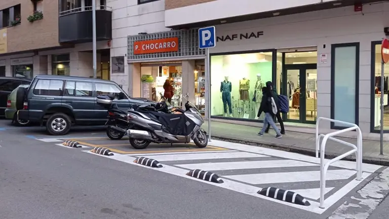 Imagen de algunas de las mejoras en un paso de cebra de la ciudad. AYUNTAMIENTO DE PAMPLONA