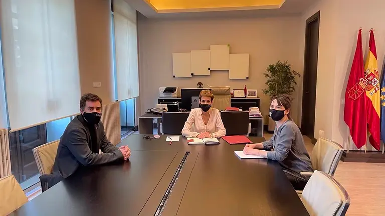 Eduardo Santos, consejero de Políticas Migratorias y Justicia del Gobierno de Navarra, María Chivite, presidenta del Gobierno de Navarra, y Begoña Alfaro, nueva coordinadora autonómica de Podemos Navarra. PODEMOS