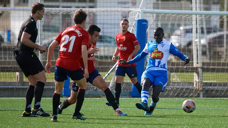 Partido entre Osasuna Promesas y Sociedad Deportiva Ejea jugado en las instalaciones de Tajonar. MIGUEL OSÉS