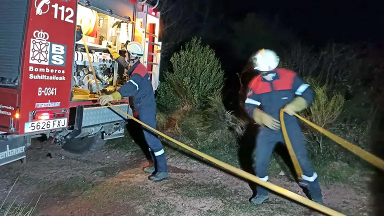 Trabajos para controlar un incendio en Navarra. BOMBEROS DE NAVARRA