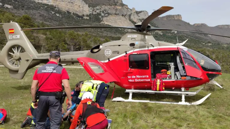 Imagen del helicóptero que ha acudido para el traslado. POLICÍA FORAL