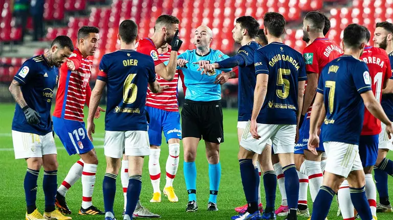 Gonzalez Fuertes pone calma en una disputa entre jugadores del Granada y Osasuna en Los Cármenes. Europa Press.