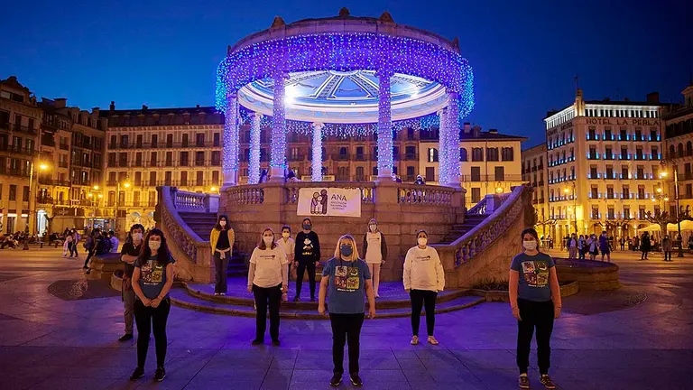La Plaza del Castillo iluminada de azul con motivo del Día Mundial del Autismo. ANA