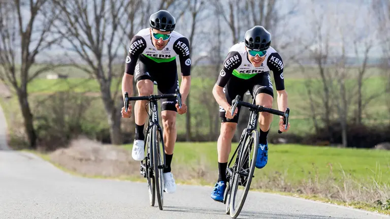 Dos corredores del equipo Kern Pharma en una escapada. Cedida.