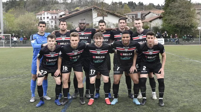 Equipo titular del Beti Kozkor en su campo de Lekunberri. @CD_Corellano