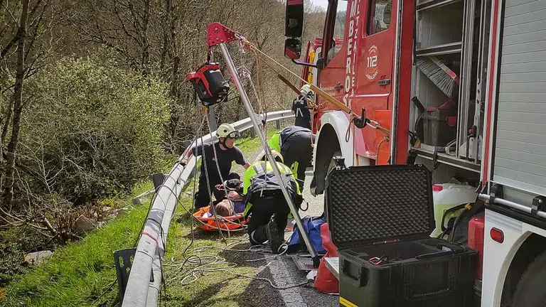 Los bomberos atienden a un motorista se sale de la vía y cae 4 metros por un terraplén en Erro. BOMBEROS DE NAVARRA