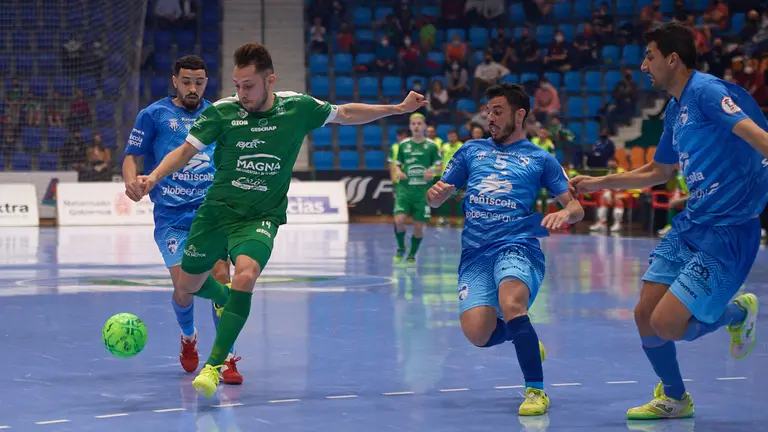 Osasuna Magna se enfrenta al Peñiscola en el Pabellón Anaitasuna de Pamplona. MIGUEL OSÉS