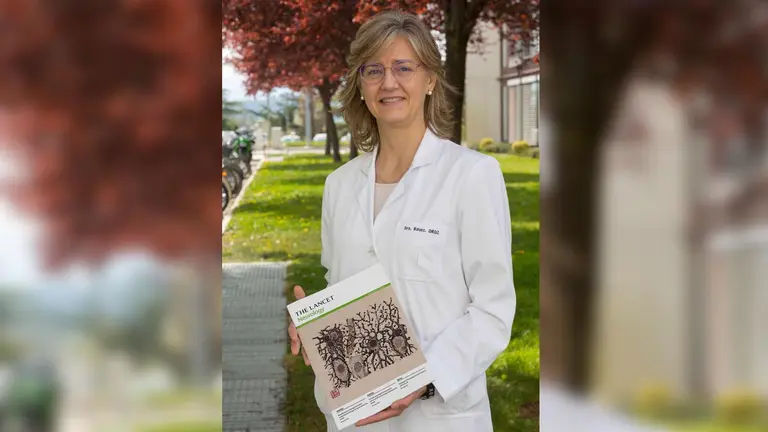 La Dra. Mari Cruz Rodríguez Oroz, directora de Neurología de la Clínica, posa con la portada de The Lancet Neurology. CUN