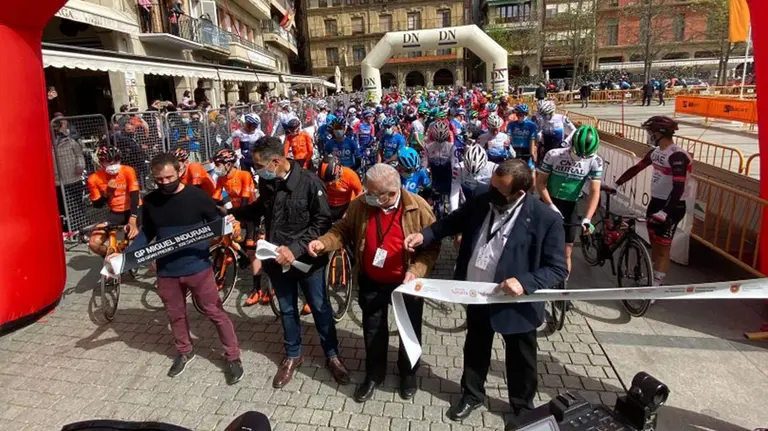 Corte de la cinta en la salida del GP Miguel Induráin en Estella. @EoloKometateam