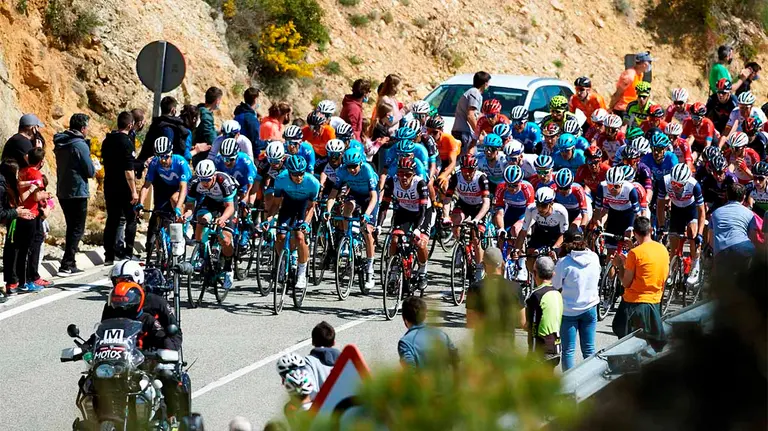 GRAF6680. ESTELLA (ESPAÑA), 03/04/2021.- El pelotón a su paso por la presa de Alloz en Estella, Navarra, durante la XXII edición del Gran Premio Miguel Induráin, este sábado. EFE/Iñaki Porto
