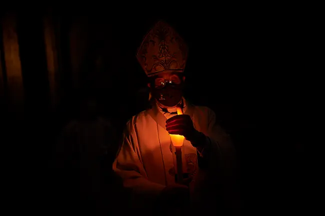 Noche de Vigila Pascual en la catedral de Pamplona durante la Semana Santa de 2021. PABLO LASAOSA