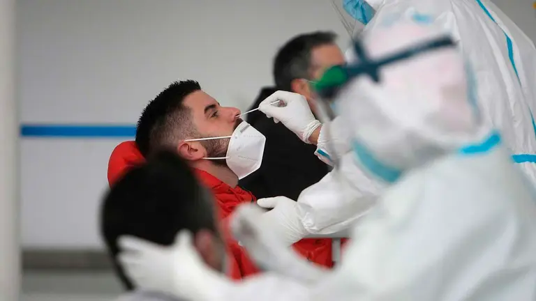 Personal sanitario realiza pruebas PCR. EFE/Cabalar/Archivo
