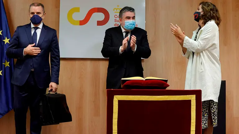 El nuevo presidente del Consejo Superior de Deportes (CSD), José Manuel Franco (i), es aplaudido tras la cartera de manos de su predecesora Irene Lozano en presencia del ministro de Cultura y Deporte, José Manuel Rodríguez Uribes (c), durante la ceremonia de la toma de posesión este miércoles en la sede del CSD. EFE/Zipi