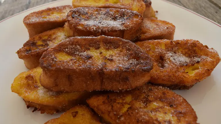 Imagen de unas torrijas típicas de Semana Santa en un plato. ARCHIVO