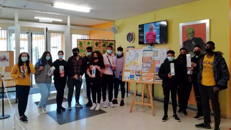 06/04/2021 Alumnado del IES Caro Baroja..

Navarra ha obtenido ocho nuevos galardones en la convocatoria 2021 del sello 'eTwinning School/Centro eTwinning', con lo que son ya catorce los centros educativos de la Comunidad foral que cuentan con este reconocimiento al desarrollo de estrategias de internacionalización. Además, cuatro centros contarán con la acreditación Erasmus+ que avala su dimensión europea.

SOCIEDAD 
GOBIERNO DE NAVARRA
