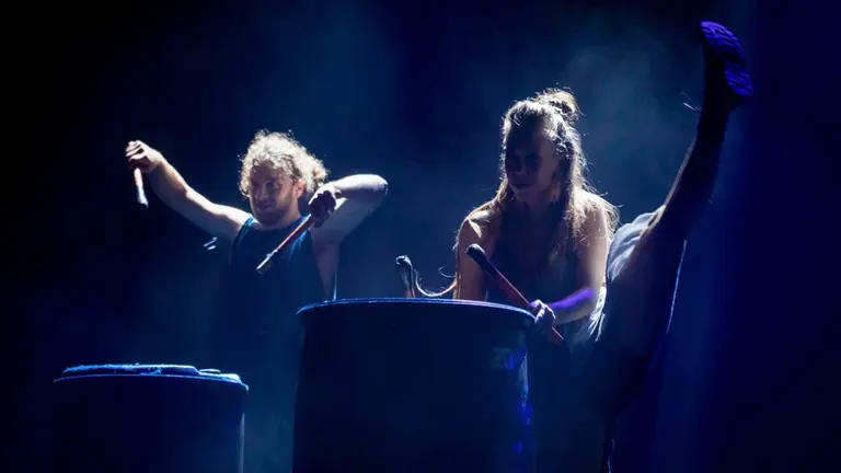 La compañía internacional de danza y percusión Mayumana durante una actuación. ZIV BARAK