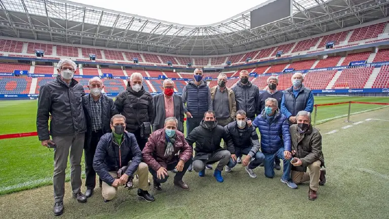 Jugadores veteranos de Osasuna han realizado una visita guiada por el presidente Luis Sabalza al renovado El Sadar OSASUNA