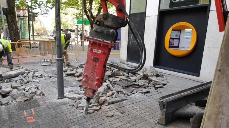 Trabajos de adecuación de las aceras de Avenida de San Ignacio. AYUNTAMIENTO DE PAMPLONA
